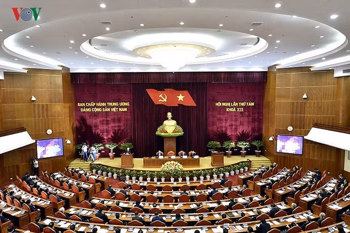 Buổi chiều, Trung ương làm việc tại tổ, thảo luận về tình hình kinh tế - xã hội và ngân sách nhà nước năm 2018; kế hoạch phát triển kinh tế - xã hội và dự toán ngân sách nhà nước năm 2019.