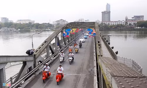 Đoàn xe xuất phát từ Trung tâm Văn hóa thông tin thành phố Huế, chạy chậm rãi qua cầu Trường Tiền, chợ Đông Ba, Kỳ Đài...