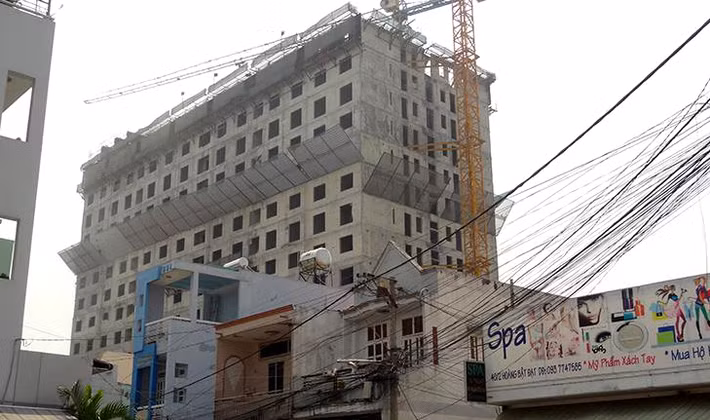 Với sai phạm đó, tháng 9/2016, Sở Xây dựng ra văn bản số 549 xử phạt hành chính, đình chỉ thi công và yêu cầu tháo dỡ toàn bộ phần diện tích vi phạm. Ảnh: tiến độ thực hiện dự án tính đến tháng 5/2017. Nguồn: facebook: Cập nhật tiến độ dự án. 