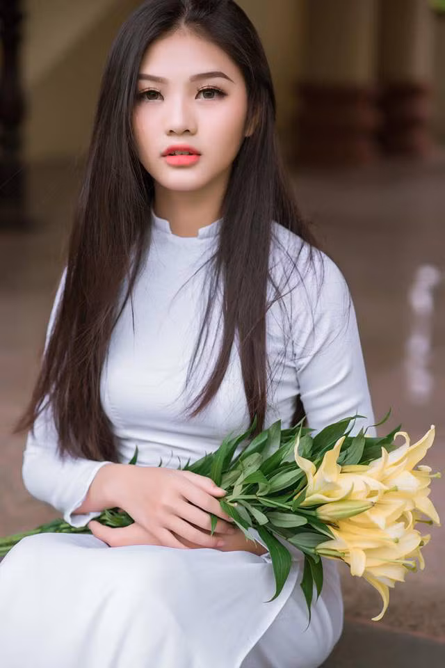 Chiều cao nổi bật, gương mặt đẹp đúng kiểu Á Đông, Đặng Nguyễn Phương Nghi - cô gái dẫn đầu top 18 thí sinh Miss Teen 2017 được yêu thích nhất tung bộ ảnh mặc áo dài đẹp xuất sắc, xóa tan nghi ngờ về nhan sắc “kém xinh”