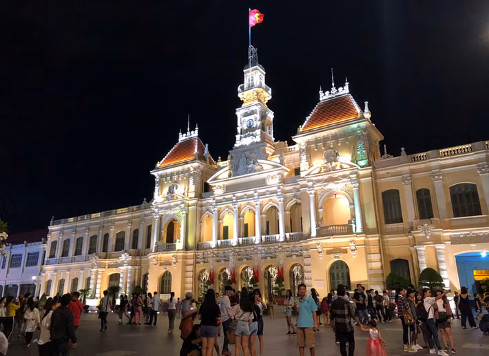 Người dân vui chơi trước trụ sở Ủy ban Nhân dân TP HCM trong đêm Quốc khánh 2/9.