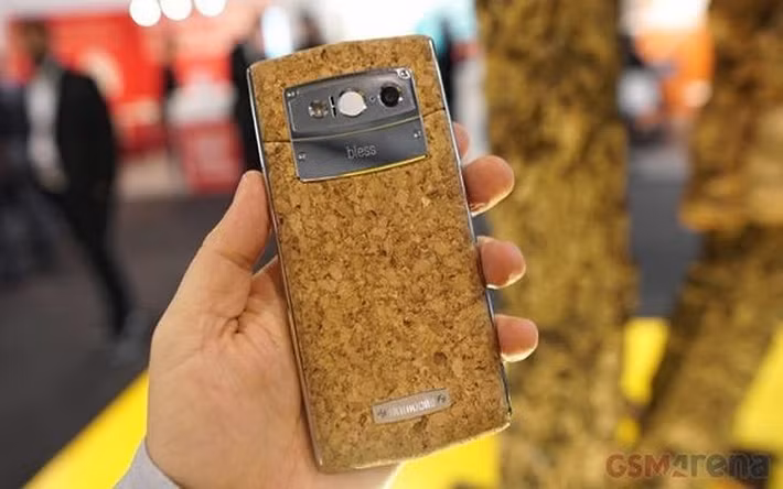 Về phần cứng, điện thoại khá mạnh mẽ với chípet Media Tek Helio P20, 6GB RAM và 64GB bộ nhớ mở rộng. Pin 3.800 mAh, hỗ trợ sạc nhanh, Dual-SIM và kết nối tiêu chuẩn.