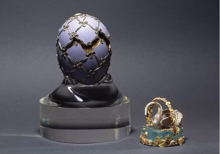 Trứng thiên nga chứa một con thiên nga tinh xảo được làm từ vàng và aquamarine.
