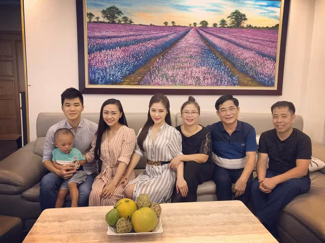 2. Hương Tràm: Dù đang bận rộn sửa sang, trang trí căn biệt thự mới "tậu" ở trung tâm Tp. Hồ Chí Minh song mới đây, Hương Tràm vẫn tranh thủ về thăm nhà riêng ở Tp. Vinh, Nghệ An.