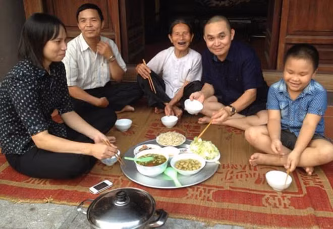 Bữa cơm đầm ấm, mang hương vị quê nhà của danh hài Xuân Hinh.