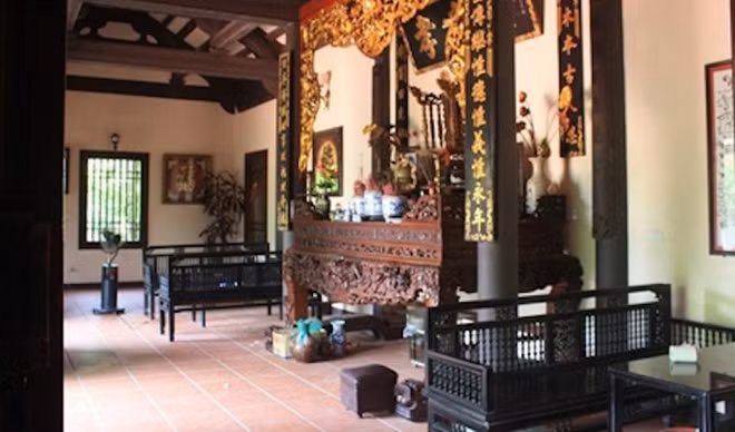Ngôi nhà của gia đình danh hài Xuân Hinh được thiết kế theo lối cổ, đó vừa là nơi thờ tự của dòng họ, lại vừa là nơi sinh hoạt của gia đình anh. Căn nhà được làm từ nguyên liệu chính là gỗ. Ngay cả nội thất trong nhà cũng đều được làm hoàn toàn từ gỗ vừa gần gũi, mộc mạc lại phù hợp với tổng thể chung của kiến trúc ngôi nhà.