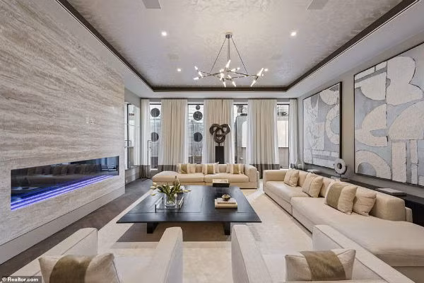 Với thiết kế hiện đại, sang trong, các phòng trong biệt thự này có những ô cửa lớn nhằm lấy ánh sáng tự nhiên. Ngoài ra nhà cũng có bể bơi riêng, phòng tập gym và garage để xe. Đặc biệt, phòng bếp và phòng tắm gây ấn tượng khi sử dụng đá cẩm thạch.
