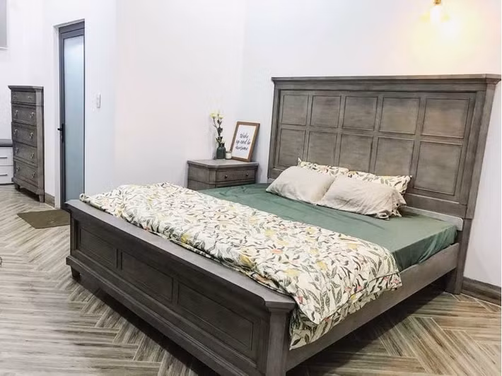 Ngoài nhà ở thì chị Hải Yến cũng tự tay decor cho tiệm trà sữa của mình. “Rất nhiều người tới hỏi thăm người thiết kế quán này là ai và khi biết cô chủ chính là người thiết kế thì họ rất ngạc nhiên và không tiếc lời khen, điều này thật sự khiến mình rất vui.