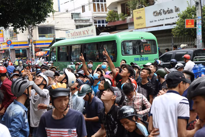 Giữa ngày 26/8 (16/7 Âm lịch) tại một nhà hàng người Hoa trên đường Nguyễn Biểu (phường 2, quận 5, TP. HCM) làm mâm cỗ cúng cô hồn với đầy đủ thịt gà, heo, bánh, hoa quả,...