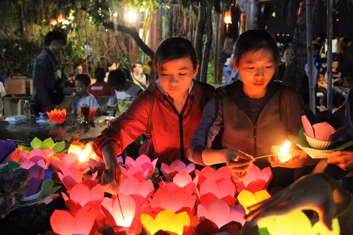 Lễ Vu Lan cũng là dịp để mỗi chúng ta suy nghĩ về cách ứng xử, đạo làm con đối với các bậc sinh thành. 