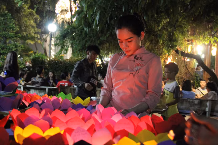 Các bạn trẻ tình nguyện chuyển hoa đăng của các Phật tử thả xuống sông. “Những điều ba mẹ cần rất đơn giản không có to lớn gì cả nhưng đôi khi tôi hay vô tâm, 4, 5 ngày không gọi điện về nhà khiến ba mẹ lo lắng. Cuộc đời của bố mẹ không lúc nào là không lo lắng cho các con”, chị Trần Thị Quỳnh quê Quảng Ngãi tâm sự. 