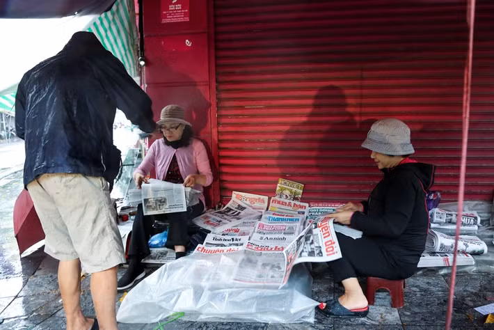 Người dân Thủ đô đã bắt đầu mặc áo khoác ra đường. (Ảnh: Minh Sơn/Vietnam+)