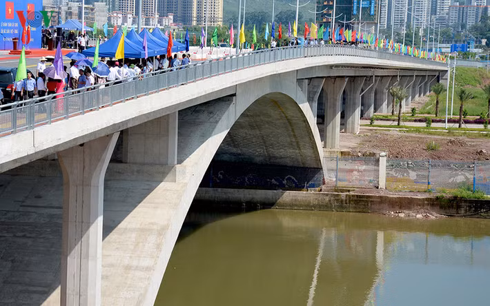 Phần cầu phía Việt Nam được giao cho Sở GTVT Quảng Ninh quản lý và điều hành thi công, dài 154,4m với tổng mức đầu tư trên 336 tỷ đồng.