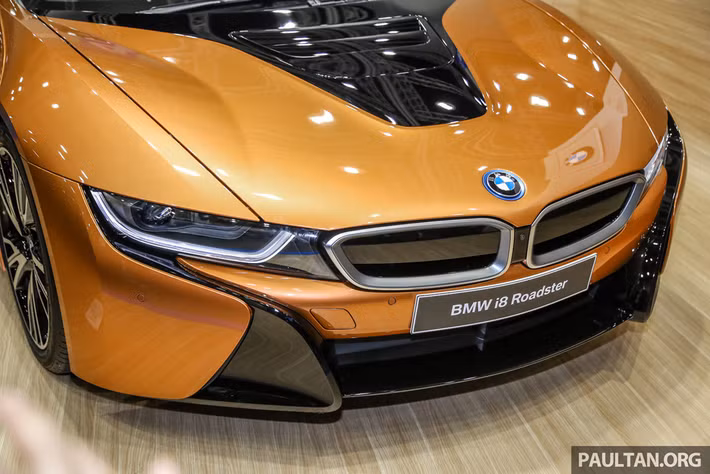 i8 Roadster được trang bị đèn pha LED tích hợp hỗ trợ chùm tia cao.