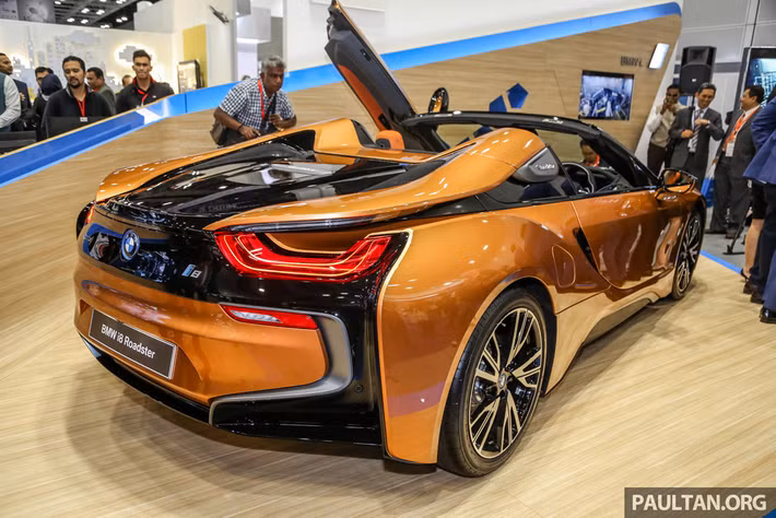 Phiên bản này chỉ được hãng xe ôtô BMW trang bị một màu duy nhất, đó là màu siêu anh hùng E-Copper, với những điểm nhấn màu xám mờ, cùng màu nội thất Accaro và các tri tiết trang trí nội thất bằng carbon khô.