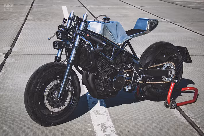 Ông chủ một xưởng độ nhỏ tại Moscow là Ivan đã rất thành công khi tạo nên bản độ Yamaha TRX850 đời 95 mang phong cách pha trộn giữa cafe racer và fighter.