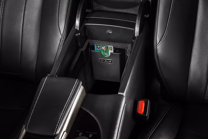 Phiên bản đặc biệt mới của Lexus RX300 2019 mới vẫn sử dụng động cơ xăng 8AR-FTS 2.0 lít 4 xi-lanh tiêu chuẩn, sản sinh công suất 233 mã lực và 350Nm mô-men xoắn cực đại. Sức mạnh này được gửi đến các bánh xe thông qua hệ dẫn động 4 bánh và hộp số tự động ECT 6 cấp.