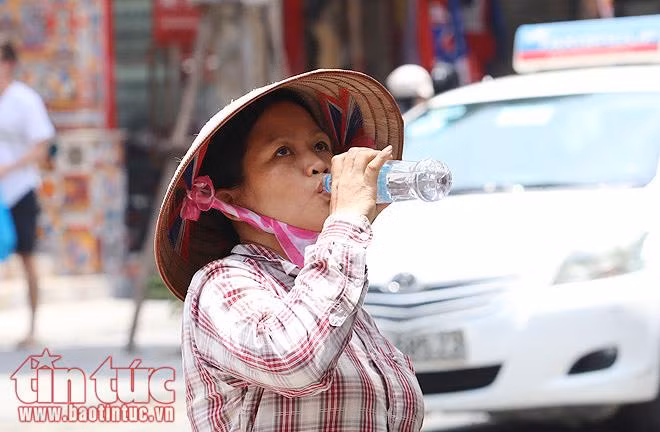 Những chai nước uống là vật bất ly thân của những người phải lao động ngoài trời vào những ngày nắng nóng.