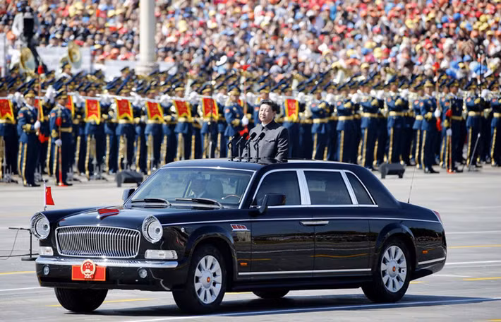 Siêu xe nguyên thủ quốc gia Trung Quốc, chủ tịch Tập Cận Bình là chiếc limousine Hongqi L5 được thiết kế và sản xuất hoàn toàn bởi người Trung Quốc. Chiếc xe mang kiểu dáng cổ điển khá đẹp có giá khủng lên đến 800.000 USD. Đây cũng là mẫu xe sang được nhiều tỷ phú và sao nổi tiếng ở Trung Quốc sử dụng nhằm mục đích bảo vệ sự an nguy của họ.