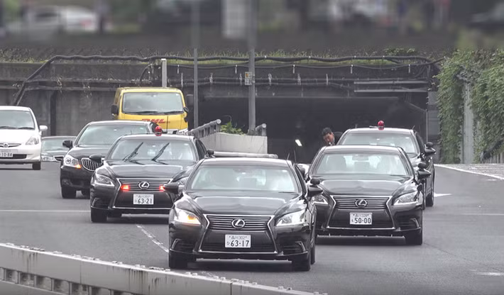 Thủ tướng Nhật Shinzo Abe thường di chuyển trên chiếc xe sang nội địa Lexus LS 600hL, dòng xe khá hiện đại so với chiếc Toyota Century Royal, thường được Hoàng đế Nhật Bản sử dụng. Trong các chuyến công du, đoàn xe của thủ tướng Nhật thường có 4 chiếc Lexus LS 600h L và duy nhất chỉ có 1 đó chở thủ tướng nhằm đánh lạc hướng.