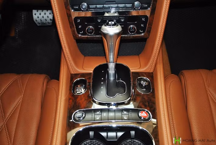 Sức mạnh của mẫu siêu xe sang Bentley Flying Spur V8 này sẽ được truyền tới bánh thông qua hộp số tự động ZF 8 cấp, nhờ đó, chiếc xe siêu sang này chỉ mất khoảng thời gian 5 giây để tăng tốc lên 100 km/h từ vị trí xuất phát trước khi đạt tốc độ tối đa 294 km/h.