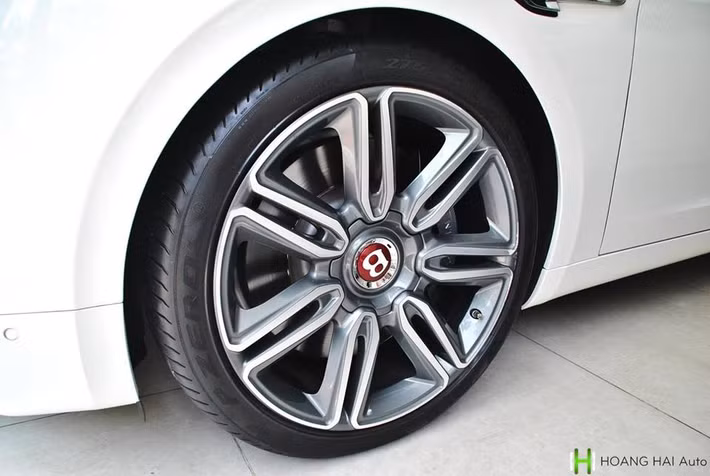 Thuộc phiên bản V8 nên logo chữ B màu trắng trước đầu xe có nền sơn màu đỏ. Chi tiết này cũng được thể hiện qua chụp mâm ở 4 bánh xe và logo phía sau Bentley Flying Spur V8. Ngoài ra, để tạo sự khác biệt so với phiên bản W12, Bentley Flying Spur V8 còn được trang bị ống xả kép thay cho kiểu oval.