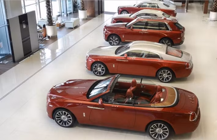 Bức ảnh này dễ dàng nhận thấy chiếc xe mui trần Rolls-Royce Dawn còn có nội thất bọc da màu đỏ "tông xuyệt tông" ngoại thất. Riêng chiếc Coupe, Rolls-Royce Wraith, Ghost Series II và Phantom VIII có nắp capô, trần và cốp đuôi xe sơn màu bạc tạo điểm nhấn trên bộ áo đỏ.