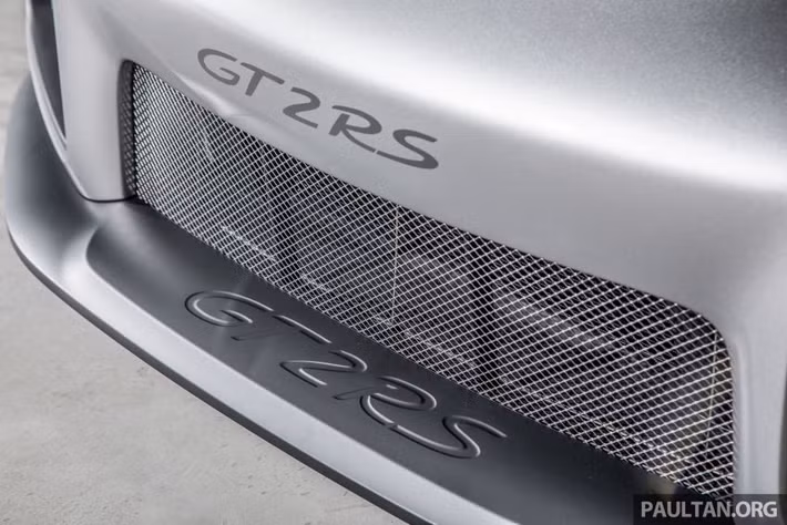 Tất cả sức mạnh trên giúp siêu xe Porsche 911 GT2 RS phiên bản 2018 tăng tốc từ 0-100 km/h trong thời gian chỉ 2,8 giây trước khi đạt vận tốc tối đa 340 km/h. Trong năm ngoái, chính mẫu xe này đã lập kỷ lục về thời gian hoàn thành một vòng đua Nordschiefe tại Nurburgring, Đức.