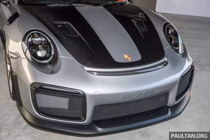Động cơ này vốn được phát triển dựa trên máy của Porsche 911 Turbo S nhưng có bộ tăng áp lớn hơn và hệ thống làm mát bổ sung. Hệ thống này không chỉ mang đến khả năng làm mát tối ưu mà còn phun nước để hạ nhiệt luồng khí nạp theo phong cách của BMW M4 GTS. Nhờ đó, Porsche 911 GT2 RS 2018 có công suất tối đa cao hơn 80 mã lực và mô-men xoắn cực đại tăng 50 Nm so với đời cũ dùng động cơ 3,6 lít.