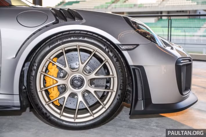 Theo hãng siêu xe Porsche cho hay, mẫu xe 911 GT2 RS 2018 sử dụng luôn thân vỏ của 911 Turbo nên mẫu xe này rộng hơn 911 Carrera và Carrea S thông thường. Bộ vành của mẫu xe này có đường kính 20 inch phía trước và 21 inch phía sau. Vành đi với lốp Ultra High Performance có kích thước 265/35 trước và 325/30 sau.