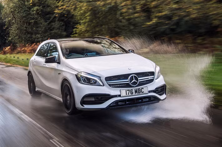 Chiếc hatchback của Mercedes là mẫu xe được rất nhiều người trẻ yêu thích bởi kiểu dáng thể thao, động cơ đủ mạnh để chạy trên đường đua, thân hình nhỏ gọn giúp di chuyển trên phố dễ dàng. Mercedes-AMG A45 sở hữu khối động cơ 2,0 lít tăng áp, 4 xi-lanh cho công suất tối đa lên tới 381 mã lực, mô-men xoắn cực đại 475 Nm, khả năng tăng tốc 0-100 km/h của A45 chỉ trong 4,2 giây.