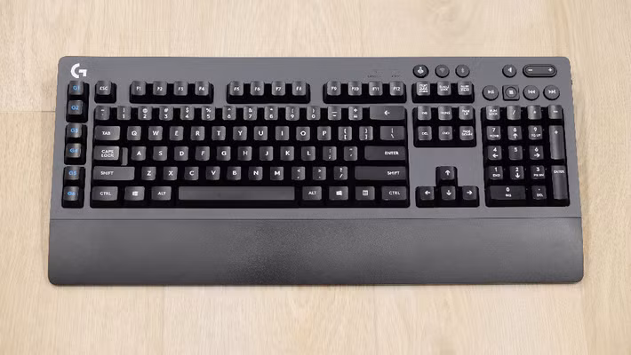 Bàn phím Logitech G613 (2,499 triệu đồng): G613 sở hữu công nghệ kết nối Lightspeed giúp giảm thiểu tối đa độ trễ với tốc độ phản hồi 1 ms. Switch cơ học Romer-G của Logitech đem lại độ ổn định với lực nhấn 45 g, hành trình phím 1,5 mm cùng độ bền lên đến 70 triệu lần nhấn. Ngoài ra, G613 còn sở hữu cụm 6 phím G-key giúp đơn giản hóa các thao tác trong chơi game. Dù chỉ dùng 2 pin AA nhưng G613 có thể sử dụng được lên tới 18 tháng.