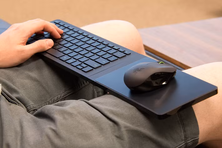 Razer Turret (4,89 triệu đồng): Là combo gồm bàn phím và chuột không dây có kiểu dáng mỏng cùng thiết kế gập, Razer Turret không quá cồng kềnh và có thể cất gọn gàng khi không sử dụng tới. Thiết bị có khả năng kết nối không dây kép giúp tăng độ ổn định khi chơi game. Razer Turret được trang bị pin lithium polymer với thời lượng lên tới 40 giờ cho một lần sạc.
