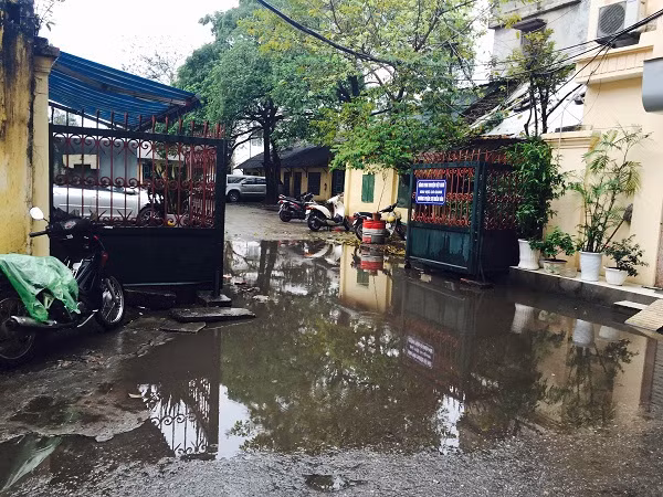 Tuy nhiên, Thanh tra Sở cho rằng việc ký hợp đồng, cho các cá nhân tổ chức thuê đất kinh doanh của Hãng là trái thẩm quyền, vi phạm Luật Đất đai. Bên cạnh đó, VFS còn vi phạm Luật Đất đai khi nợ, chưa nộp vào ngân sách 2,7 tỷ đồng (tính đến thời điểm thanh tra) tiền thuê đất và tiền phạt nộp chậm. "Để xảy ra vi phạm dất đai như trên là trách nhiệm của Công ty TNHH MTV Hãng phim truyện Việt Nam (tên của VFS trước khi cổ phần hóa)", kết luận nêu rõ. Ảnh: ANTT.
