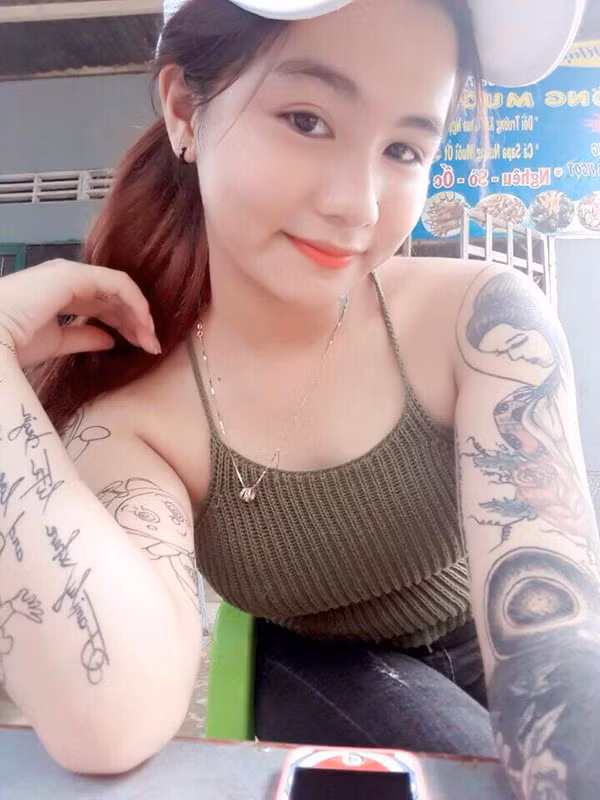 Có cơ hội đến tiệm xăm lần đầu tiên, Duyên xăm luôn 3 hình nhỏ liên tục trong thời gian 3 tiếng đồng hồ. Khi về đến nhà, bị ba mẹ phát hiện, cô bạn đùa rằng đó chỉ là hình vẽ. Càng xăm càng yêu thích, Duyên nhanh chóng tậu thêm những hình xăm lớn phủ kín chân và tay. 9X Bình Phước chia sẻ rằng người yêu của cô hiện tại là thợ xăm, chính vì thế mà những hình xăm lớn trên người của cô đều do bạn trai thực hiện.