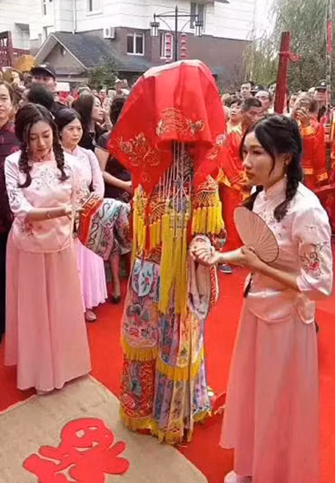 Hình ảnh đám cưới xa hoa được chia sẻ trên các trang mạng xã hội khiến cư dân mạng hết sức kinh ngạc.