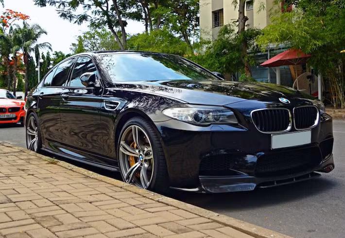 Là phiên bản mới nhất của dòng sedan thể thao BMW M5 với lịch sử từ năm 1984, M5 F10 được dựa trên cơ sở xe sang 5 Series F1. Giống như những chiếc BMW M khác, M5 F10 cũng có ngoại thất "chiến" hơn so với 5 Series thông thường. Phía trước xe là cản trước với các khe hút gió lớn theo đúng phong cách của những mẫm BMW M thể thao.