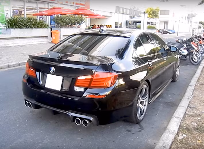 Chiếc BMW M5 F10 này thuộc quyền sở hữu của một tay chơi xe tại Việt Nam từ năm 2013 với giá cả tỷ đồng và là mẫu xe độc nhất thời điểm đó đến nay. Trước đây, một chiếc M5 F10 có giá khoảng 92.000 USD tại thị trường Mỹ.