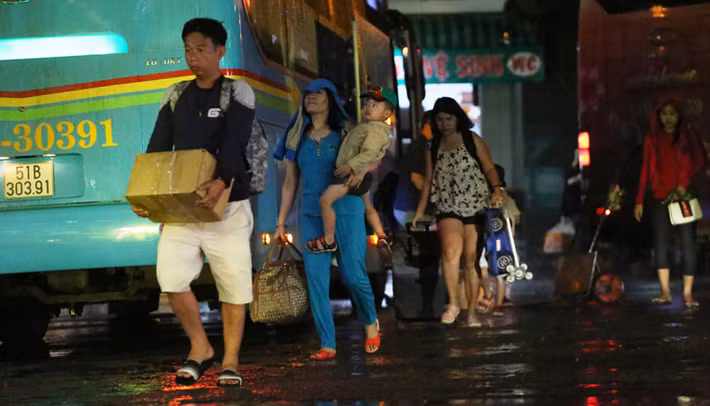 Chưa bao giờ đường trở về Sài Gòn lại khổ đến thế với hàng trăm người dân khi đến bến xe miền Đông lại hứng chịu cảnh mưa to. Đợi hàng giờ đồng hồ vẫn chưa lên được xe buýt vì quá đông.