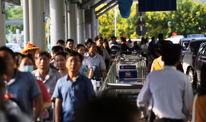Hàng nghìn người từ các tỉnh, thành đáp máy bay trở lại TP HCM sau kỳ nghỉ lễ.