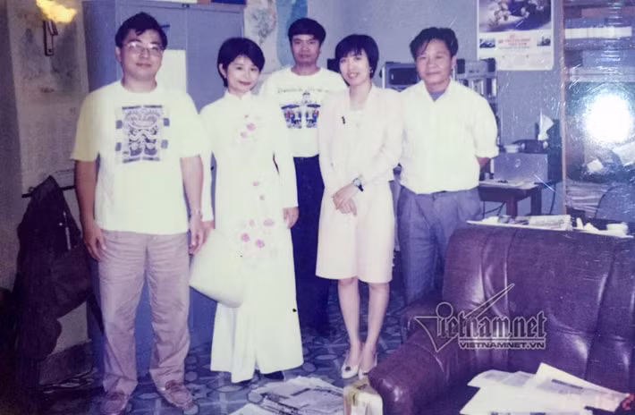 Bà Thu Hằng (thứ 2 từ phải sang) năm 1994 khi bắt đầu công việc cho hãng tin NHK - Nhật Bản (Ảnh do nhân vật cung cấp).