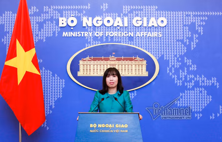 Bà Thu Hằng là nữ phát ngôn viên thứ tư của Bộ Ngoại giao sau các bà Hồ Thể Lan, Phan Thúy Thanh và Nguyễn Phương Nga.