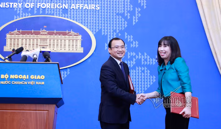Phút bàn giao nhiệm vụ của ông Lê Hải Bình cho người kế nhiệm Lê Thị Thu Hằng.