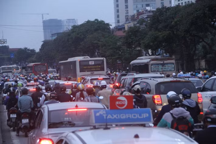 Tuy nhiên, bên ngoài bến xe Giáp Bát, dọc tuyến đường Giải Phóng hướng ra khỏi thành phố xảy ra ùn tắc kéo dài. Ảnh: Trần Thường