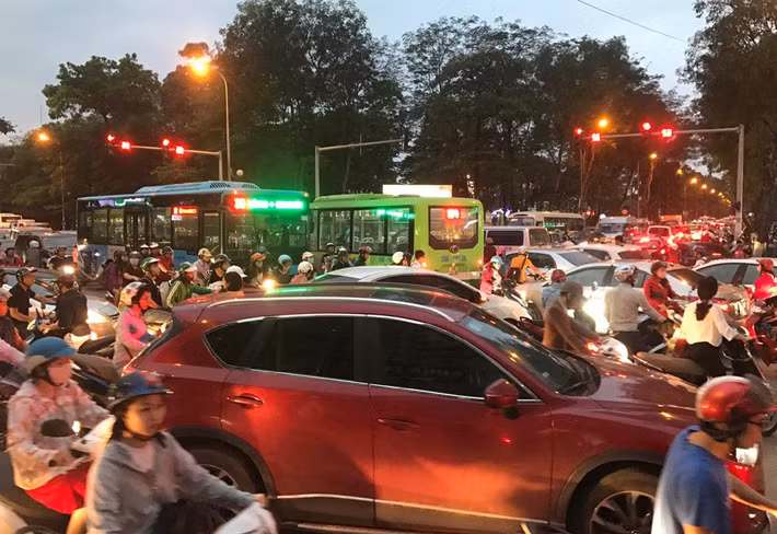 Người dân ùn ùn về quê nghỉ lễ 30/4 khiến các cửa ngõ Hà Nội tắc nghiêm trọng, nhất là cửa ngõ đường Giải Phóng đi Pháp Vân, quốc lộ 1. Ảnh: Trần Thường