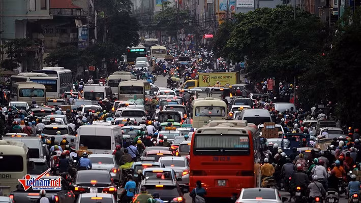Đường Trường Chinh cũng kín đặc các phương tiện. Ảnh: Đoàn Bổng