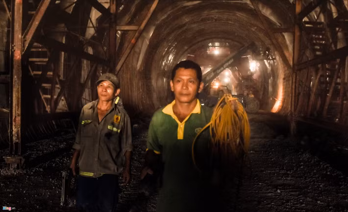 Nhóm công nhân vào hầm thi công hàn gia cố mái. Hiện các hạng mục phục vụ vận hành khai thác như trung tâm điều hành giao thông, trạm thu phí, hệ thống xử lý nước thải, các trạm biến áp cấp điện vận hành cũng đang được gấp rút triển khai và hoàn thành trước tháng 11/2018.