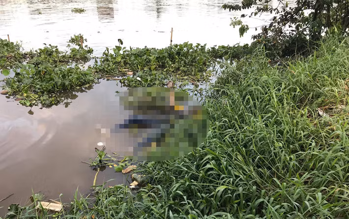 Theo thông tin ban đầu, khoảng 12h30 trưa cùng ngày, người dân câu cá dưới gầm cầu Phú Long mới (thuộc phường Thạnh Lộc, quận 12, TP.HCM) thì hoảng hốt phát hiện một thi thể trôi giữa sông Sài Gòn nên trình báo cơ quan chức năng.