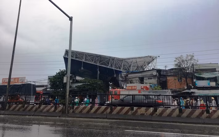 Trước đó lúc 16h30 cùng ngày, khắp khu vực TP HCM có mưa, kèm theo giông gió cực lớn. Bất ngờ, một biển quảng cáo cao khoảng 20m trên QL1A, đoạn qua phường Bình Trị Đông A, quận Bình Tân, TP HCM đổ sập, đè lên căn nhà ở địa chỉ 924 quốc lộ 1A.