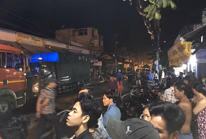 Cả KDC một phen hỗn loạn, hàng trăm người dân phải thoát ra đường Phan Anh vì ảnh hưởng của vụ cháy.